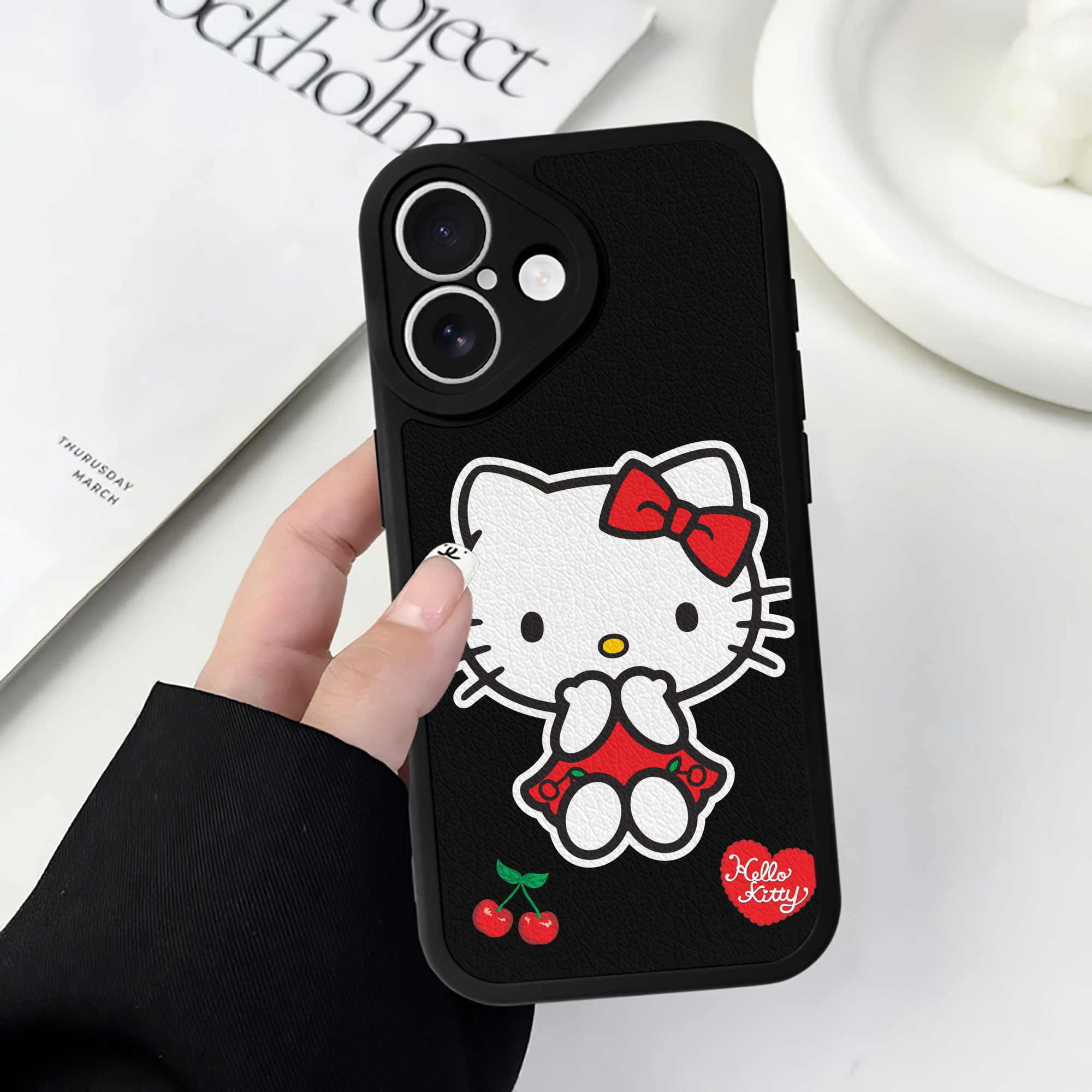 （画像用） Hello Kitty ハローキティ 【iPhone 16シリーズ対応】シリコンスマホケース（レザー調） 材質：シリコン